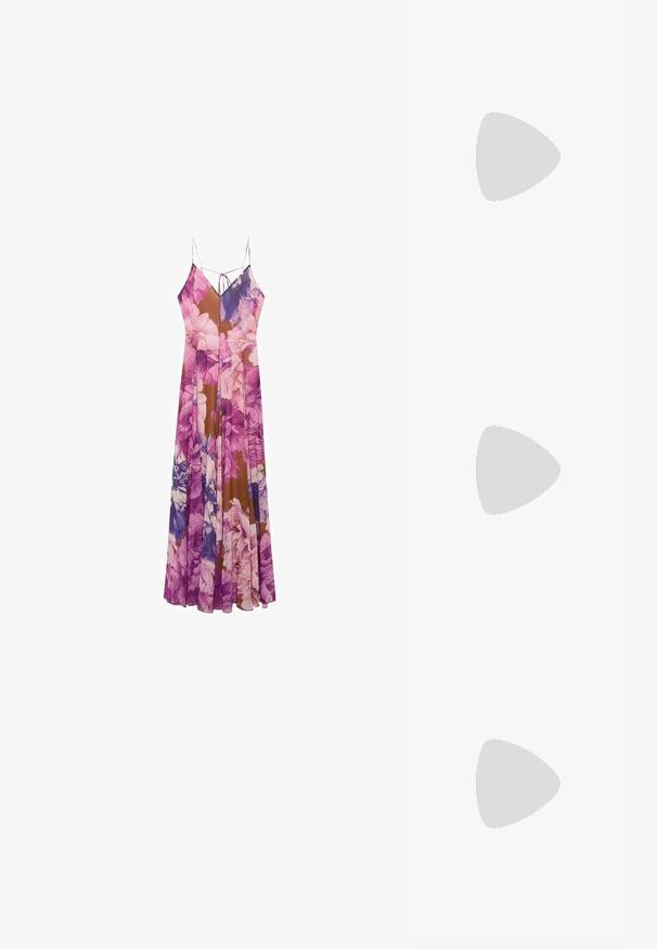 Florales Maxikleid mit einer Mischung aus lila und braunen Farbtönen, leichtem Stoff, dünnen Spaghettiträgern und einer fließenden Silhouette.; Braune Wildleder-Pantoletten mit offenen Zehen und einem geschwungenen Design, ausgestattet mit einem niedrigen Stiletto-Absatz und glatten, minimalistischen Linien.; Schwarze, oversized Sonnenbrillen mit ovalen Gläsern, glattem Kunststoffrahmen und goldenen Akzenten an den Bügeln. Die dunklen Gläser bieten Sonnenschutz.; Geflochtene Strohtasche mit Bambusgriffen, ausgestattet mit einem strukturierten Fransen-Design in natürlichem Beige und einem goldenen Kettenriemen.