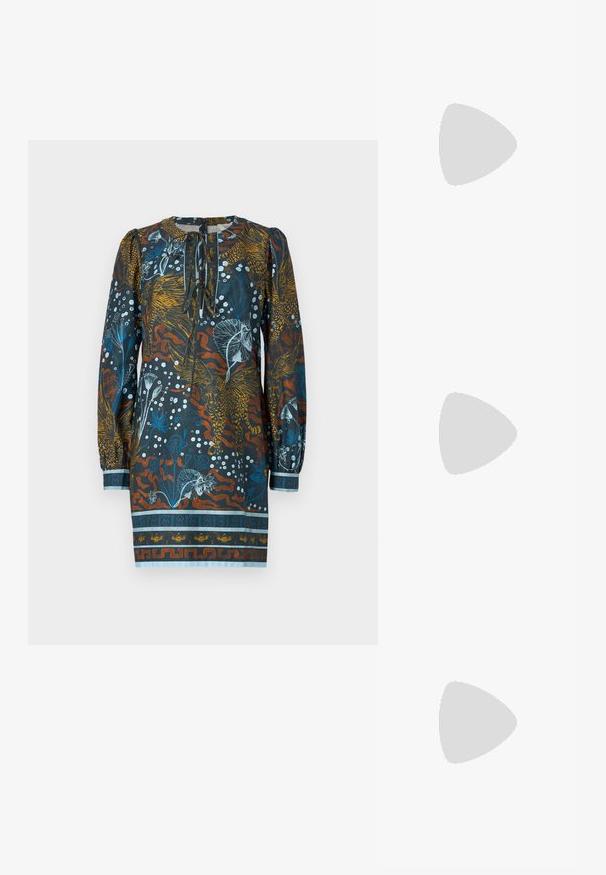 Abito multicolore con scollatura rotonda, maniche lunghe con volume e un motivo floreale e animale in blu, arancione e bianco su uno sfondo scuro.; Pantofole da balletto nere in pelle con punta arrotondata, texture liscia, dettagli di cucitura minimi e design con suola flessibile.; Borsa a secchiello in pelle nera con finitura testurizzata, dettagli in metallo dorato e apertura superiore. Presenta una maniglia corta e una tracolla regolabile.; Orecchini a perno in tono oro con design intrecciato. Ogni orecchino presenta uno sfondo circolare trasparente per una vestibilità sicura.