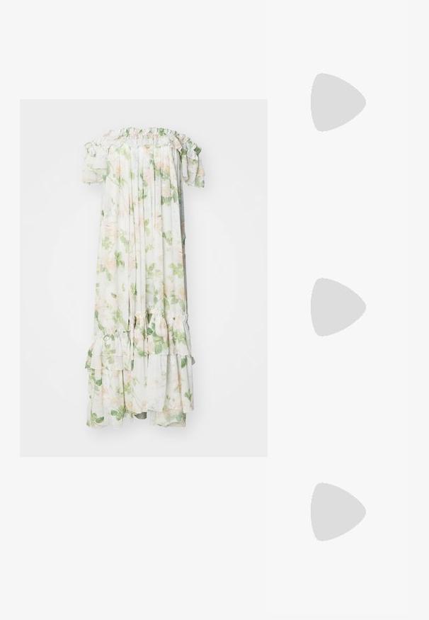 Needle & Thread IMMORTAL ROSE ARIA OFFSHOULDER ANKLE GOWN - Apģērbs svinīgiem gadījumiem - moonshine; Elleme ASYMMETRIC STRAP - Iešļūcenes ar papēdi - white; Pelēka auduma rokassoma ar pusmēness formu, teksturētu virsmu, sudraba ķēdes siksnu un rāvējslēdzēju. Melns akcentu elements apakšā.; Zelta toņa divi gredzeni ar gludu, noapaļotu dizainu. Atstarojoša virsma ar pulētu apdari. Redzamais iekšējais diametrs uzsver formu un struktūru.