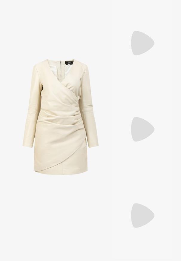 Rochie din piele bej deschis, cu mâneci lungi, design înfășurat și detalii pliate. Prezintă un decolteu în V și închidere cu fermoar la spate.; Cizme cu toc slingback din piele sintetică lacuită neagră, cu vârful ascuțit, un design cu decupaj rotunjit și toc bloc. Include un accent cu cataramă de culoare aurie.; Ochelari de soare negri, supradimensionați, cu lentile degradate, rame groase și detalii cu lanț de ton auriu pe brațele templului.; Geantă de umăr neagră cu suprafață texturată, cu două mânere superioare și curea de umăr ajustabilă. Dispune de accesorii metalice de culoare aurie și buzunare laterale.