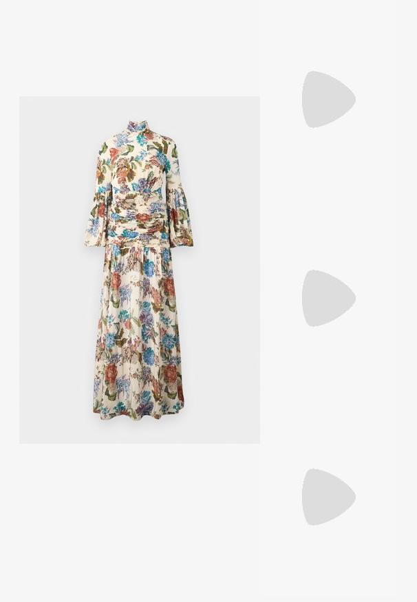Malina THALIA DRAPED WAIST DRESS - Maksi suknelė - multi coloured; Juodos aukštakulnės sandalai pasižymi plonyčiais dirželiais su mazgo dizainu, lygiu kvadratiniu pirštu ir elegantišku stiletto kulnu.; Šviesiai pilka metalinė rankinė su grandinėlės dirželiu, papuošta mažais apvaliais metaliniais smeigėmis ir trikampiu prekės ženklu.; Sidabrinės auskarai žiedai su lygiu, blizgiu paviršiumi. Suapvalinta forma, lengvas dizainas, su uždarymu ant smeigtuko.