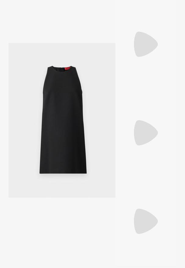 Schwarzes ärmelloses Kleid mit hohem Ausschnitt, glattem Stoff, lockerer Silhouette und einem dezenten roten Etikett auf der Rückseite.; Weißes kurzärmliges T-Shirt aus geripptem Stoff. Runder Halsausschnitt, normale Passform und dezente Nähte. Keine Muster oder Grafiken.; Schwarze Leder-Ballettschuhe mit abgerundeter Spitze, glatter Textur, minimalen Nähdetails und einem flexiblen Sohlen-Design.; Braune Ledertasche mit Klappenverschluss, Beschlägen in Goldfarbe, einem Schultergurt und einer glatten Oberfläche. Kompakte rechteckige Form.
