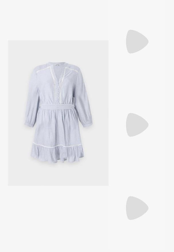 Abito a righe blu e bianche con maniche lunghe, scollatura a V, chiusura con bottoni, rifiniture in pizzo e vita con cinta. Orlo a balze svasato.; Top corto in cotone bianco con spalline regolabili a nodo, chiusura frontale con bottoni, design plissettato e pizzo lungo l'orlo. Tessuto liscio e leggero.; Sneaker in tela grigia con suola in gomma bianca, striscia nera e occhielli in metallo. Presenta punta rotonda, design a bassa altezza e tessuto testurizzato.; Orecchini sferici color oro con una superficie lucida e riflettente. Il design è semplice e liscio, creando un aspetto moderno e minimalista.