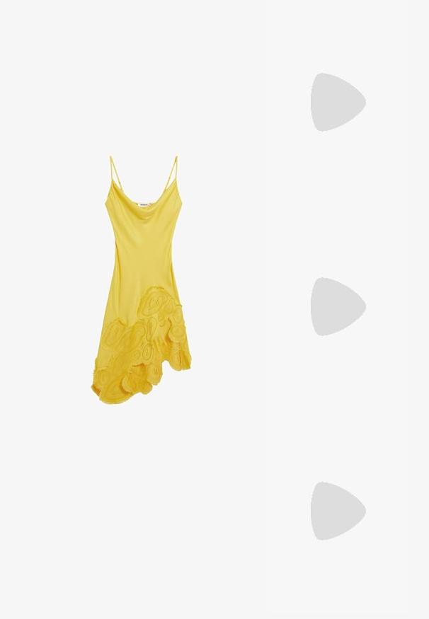 Abito senza maniche giallo con un design fluido, presenta appliqué floreali testurizzati all'orlo, realizzato in tessuto morbido.; Infradito neri con sottili bretelle incrociate. Presentano un piccolo tacco affusolato e un dettaglio dorato sulla bretella. Texture liscia.; Borsa a mano in pelle verniciata gialla con forma arrotondata, manico singolo superiore e una placca logo argentata. Presenta una chiusura con zip e una texture liscia.; Collana di perle con perline bianche lucide, caratterizzata da un ciondolo a forma di spilla di sicurezza in tono argento decorato con strass trasparenti. Chiusura a gancio a polpo.