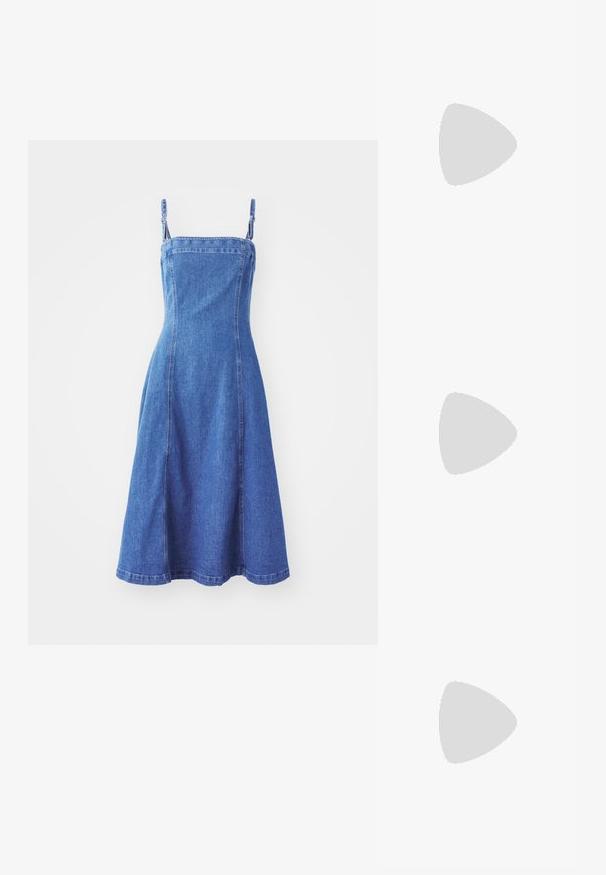 Vestido de mezclilla con un cuerpo ajustado, tirantes ajustables, falda acampanada, color azul medio y costuras visibles. Textura suave.; Tacones slingback metálicos dorados con punta afilada y tacón grueso. Textura suave, diseño minimalista y una correa estrecha.; Bolso de piel negra con forma curva, correa desmontable y herrajes dorados. El bolso cuenta con una solapa con un detalle de hebilla.; Anillo en tono dorado con un diseño orgánico y retorcido, con una textura suave y extremos cónicos, creando una apariencia moderna y escultórica.