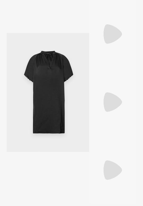 Kort svart kjole laget av mykt stoff med v-hals og scallop-kant på ermene. Designet har en enkel, løs passform.; Sorte sandaler med stropper, firkantet tå og lav blokk hæl. Har flere tynne stropper og en justerbar ankelstropp. Laget av glatt lær.; Svart lær crossbody-veske med glatt tekstur, rektangulær form og metallkjede detaljer på framsiden. Justerbar stroppe inkludert.; Gullfarget ring med en glatt, vridd design. Har en polert overflate og avrundede kanter, som skaper en sømløs, flytende form.