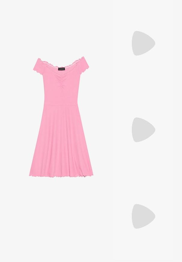 Rochie roz cu umerii goi, confecționată dintr-un material ribbed, având un decolteu plisat, fustă evazată și margelele volărilor pe mâneci și tiv.; Sandaie cu toc alb, cu vârful ascuțit, material superior neted, toc mic tip bloc și design cu decupaj lateral, cu curea ajustabilă.; Ochelari de soare rotunzi cu lentile întunecate și rame aurii. Modelul poartă un cardigan ribbed de culoare albastru deschis cu nasturi și mâneci albe în contrast.; Clutch Michael Kors din canva acoperit bej, cu un model repetitiv al logo-ului MK, accesorii din aur și o curea cu lanț detașabil.