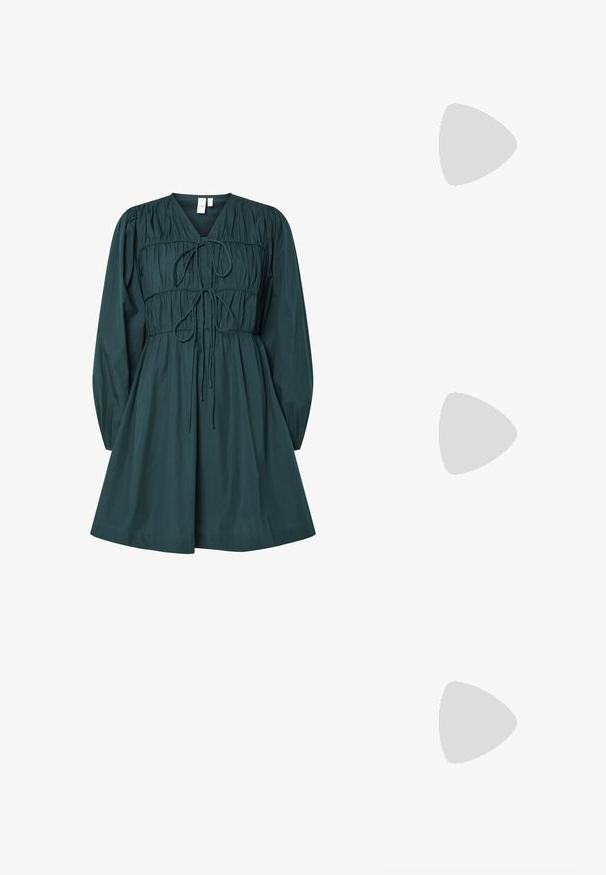 Zelena bombažna obleka z V-izrezom, nabranimi dolgimi rokavi, nabranim korpusom z detajlom vezave in razširjenim krilom. Gladka tekstura.; Čevlji z visoko peto in konico, v barvni kombinaciji srebrne, zlate in nude. Sijajna obdelava z izrezljanim dizajnom, z igličasto peto.; Srebrna kovinska torbica z mehko, zaobljeno obliko in zavezano zgornjo zaporo. Narejena iz gladkega umetnega usnja.; Srebrni uhani v obliki obročka s spiralnim dizajnom, ki imajo sijajno površino in zapiralo na zadnji strani. Mere znašajo približno 3 cm v premeru.