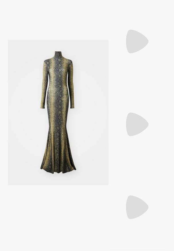 Norma Kamali LONG SLEEVE TURTLE FISHTAIL GOWN - Trikotaažkleit - brown; Valge ribaga tank top ümmarguse kaelusega ja metallist aksessuaari detailiga õlal. Pehme tekstuur, istuv disain ja ilma varrukateta stiil.; Põuejope pruuni ja musta mustriga, kokku sobitatud pruuni madu nahast mini-seelikuga, mustade reie kõrguste saapadega ja väikese musta kotiga.; Must värvi nahast käekott, millel on kaarjas disain, hõbedased nupukesed, kinnitusahe ja kaks külgtaskut. Reguleeritav rihm erinevate kandmisvõimaluste jaoks.