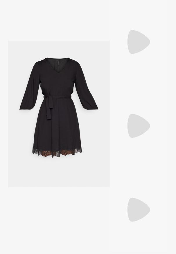 Robe noire avec un décolleté en V, des manches longues et une taille cintrée avec un lien. Une bordure en dentelle en bas ajoute de la texture et du détail.; Sandale à talons hauts argentée avec un design de lanière brillante, mettant en avant un accent semblable à une perle et une lanière de cheville en spirale pour un maintien sécurisé.; Sac à main en forme de cœur métallique argenté avec deux anses, une chaîne et une texture lisse. Présente des accessoires en métal et des bords cousus.; Boucles d'oreilles en argent avec plusieurs strass clairs, présentant un design en cascade et des surfaces texturées, sur un fond neutre.