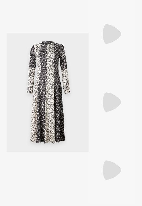 Pitkähihaiset mekko, jossa on musta ja kermavärinen tilkkutyökuosi, jossa on kukkakuoseja ja pyörteisiä kuvioita. Valmistettu kevyestä kankaasta.; Musta nahkasaapas, jossa on neliön muotoinen kärki, ohuet hihnat, säädettävä nilkkahihna ja matala korko. Hihnassa on pieni kultainen yksityiskohta.; THEMOIRè TIKE - Käsilaukku - black; Kultaiset sydämenmuotoiset korvakorut, joissa on teksturoitu muotoilu, jossa on kaarevia uurteita ja sileä lisäosa keskellä. Kiiltävä pinta.