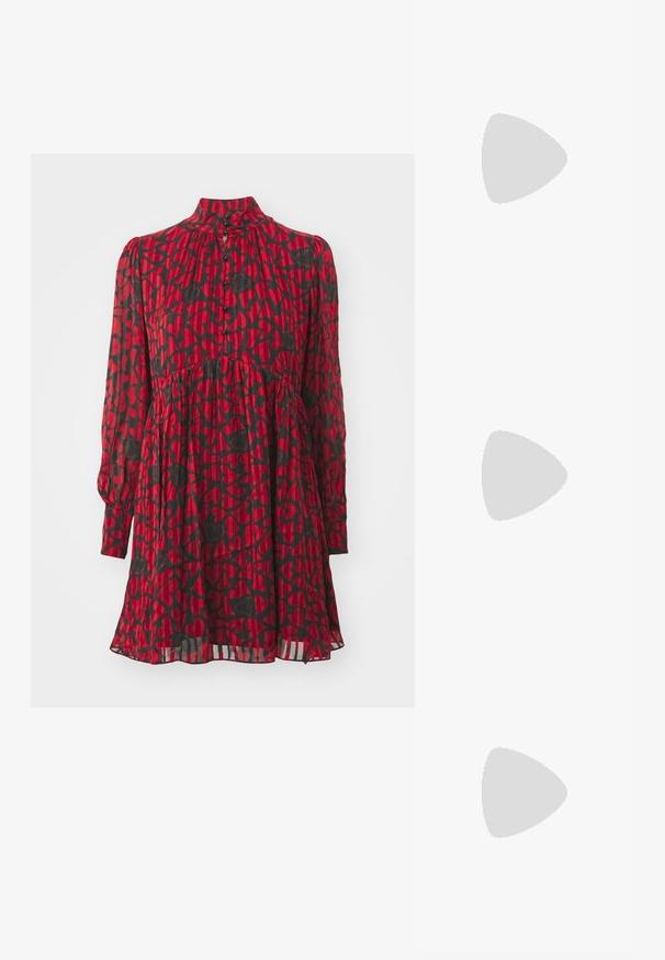 Rotes Kleid mit schwarzem Herzmuster, hohem Kragen, langen Ärmeln, Knopfverschluss, gerafftem Taillenbereich und fließendem Saum mit geschichteter Textur.; Schwarzer Leder Slingback-Schuh mit spitzem Zehenbereich, zwei verstellbaren Riemen und einem metallischen Absatz. Glatte Textur und minimalistisches Design.; Rote Kunststoff-Sonnenbrille mit quadratischen Rahmen, verlaufenden Linsen und runden Logostreifen an den Schläfen. Glatte Textur mit glänzendem Finish.; Schwarze Handtasche aus lackiertem Leder mit einer einzigartigen, geschwungenen Form, kurzem verstellbarem Griff und einem Reißverschluss oben. Glatte Textur mit dezentem Branding.