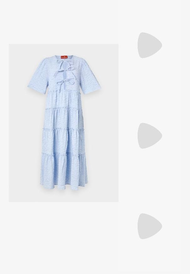 Ljusblå klänning med flera lager, tillverkad av texturerad tyg med rund halsringning och korta ärmar. Har en knyt-detajl fram.; Svarta högklackade sandaler har tunna remmar med en knuten design, en slät fyrkantig tå och en smal stilettklack.; Ljusgrå metallisk handväska med kedjestropp, prydd med små cirkulära metallnitar och en triangulär logotyp.; Silverfärgade hängande örhängen med en slät, blänkande yta. Rundad form, lätt design, med ett stift- och bakstängning.