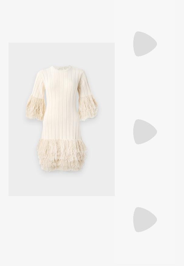 Pletené šaty v krémovej farbe, s vertikálnym žívením, rozšírenými rukávmi s detailom strapcov a lemom so strapcami. Mäkkučký materiál s štruktúrovanou siluetou.; adidas Originals TAEKWONDO MEI BALLET - Tenisky - clear pink/ftwr white/gum; Krémová kožená kabelka so štruktúrovaným dizajnom, kontrastnými čiernymi okrajmi, zlatým kovaním a odnímateľným popruhom s podpisovým logom.; Zlatý kovový náramok hodinky od Daniel Wellington s okrúhlym čiernym ciferníkom, zlatými hodinovými značkami a logom na 12. hodine. Jednoduchý, elegantný dizajn.