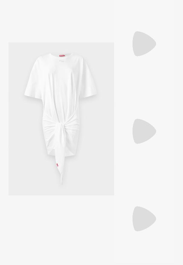 Rochie scurtă albă cu mânecă scurtă dintr-un material moale, având un detaliu de nod la talie și un mic logo pe guler. Design minimalist.; Sandale negre cu toc înalt au curele subțiri cu un design legat, un vârf pătrat neted și un toc stiletto elegant.; Geantă metalică gri deschis, cu un strap din lanț, decorată cu mici ținte circulare metalice și un logo de marcă triangular.; Cercei rotunzi din argint cu un finisaj neted și strălucitor. Design ușor, având o formă rotundă și închidere cu tijă.