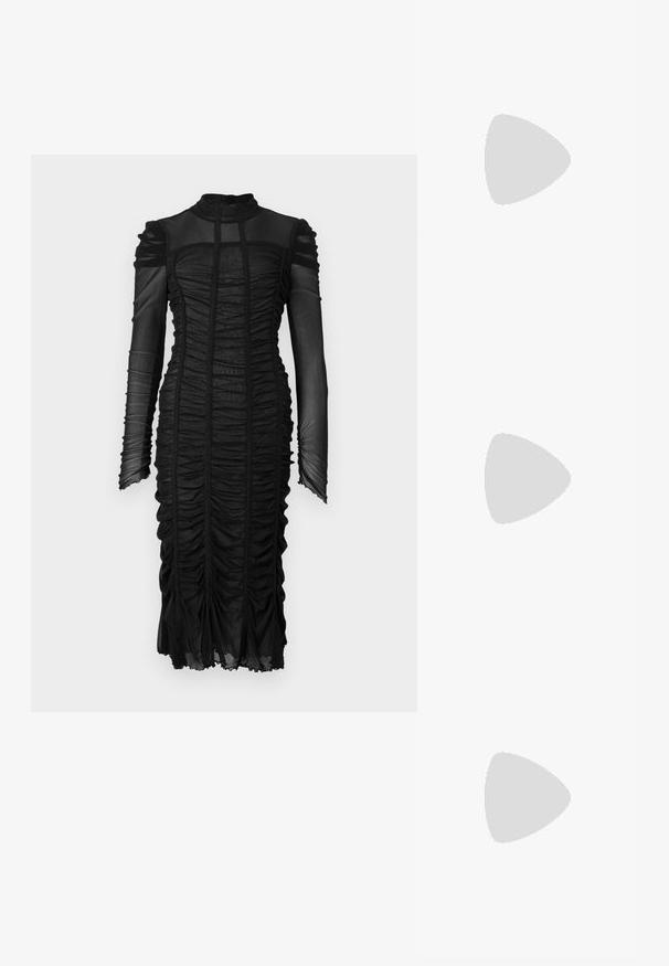 Vestido preto de comprimento médio feito de tecido de malha franzida, com mangas longas e colarinho alto. Detalhes texturizados correm verticalmente ao longo do corpo.; Salto slingback em patente preta com bico apontado, apresentando um padrão de pele de cobra texturizado, tira ajustável e um salto bloco curto e texturizado.; Bolsa de ombro em couro preto com dois bolsos frontais, fivelas douradas, fecho de zíper e uma alça fina. Superfície texturizada e forma retangular compacta.; Brincos em metal dourado com forma de arco alongado e curvado. Apresentam uma superfície lisa e brilhante, com uma ponta arredondada para um detalhe adicional.