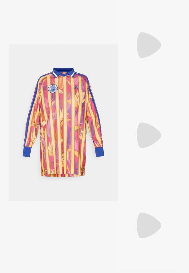 Langermet trøye i gul og rosa med vertikale striper og blomsterdesign. Har en blå krage og mansjetter med en logo på brystet.; Sorte patentlær slingback-sko med spiss tå, ankelremmer med sølvspenner og detaljer, og en slank hæl.; Hvit lær håndveske med en buet form, justerbar stropp og en liten spenne-detalj. Modellen har på seg en tettsittende svart antrekk.; Gullfargede øredobber med teksturerte, bølgete former. Inkluderer skulpturelle klipsstuds og åpen hoop-design med en hamret finish.