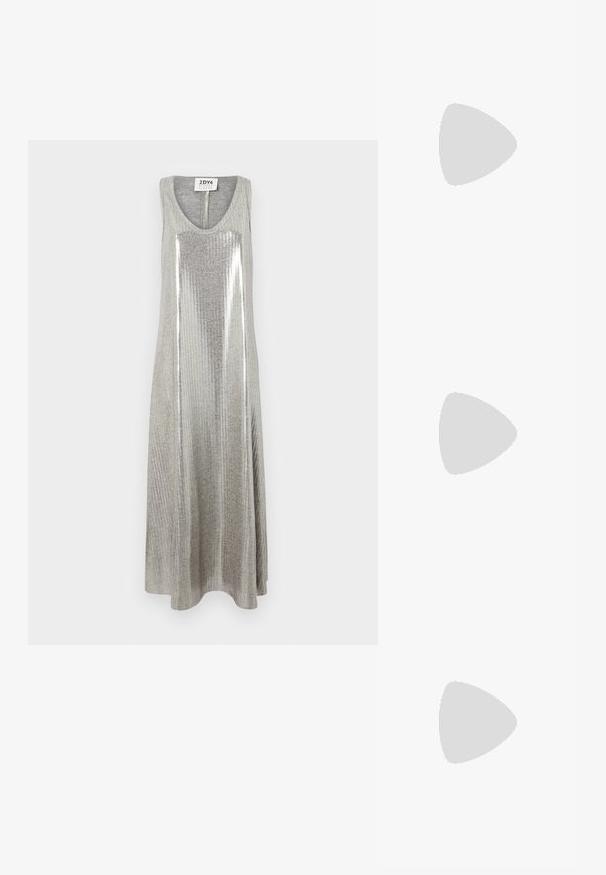 Robe maxi sans manches grise avec un col rond, présentant une texture rayée verticale et des accents argentés brillants au centre.; Des sandales noires à talons hauts avec des fines lanières au design noué, un bout carré lisse et un talon aiguille élégant.; Sac à main en métal gris clair avec une bandoulière en chaîne, orné de petits clous métalliques ronds et d'un logo de marque triangulaire.; Boucles d'oreilles en argent avec une finition lisse et brillante. Forme arrondie, conception légère, avec un fermoir à tige.