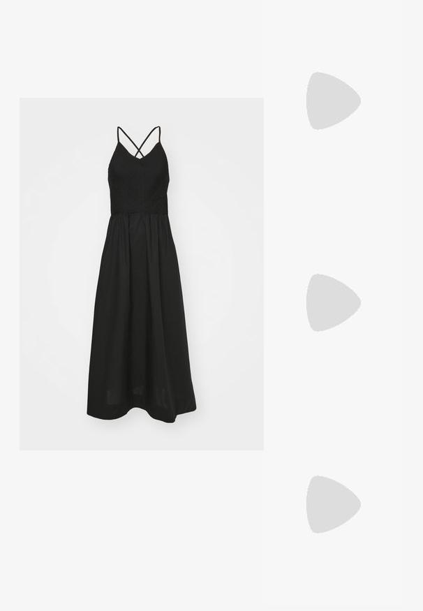 Faithfull the brand CAMERA MIDI DRESS - Denné šaty - black; Čierne lakované kožené sandále na vysokom podpätku s remienkom okolo členku a zlatou sponou, otvorenou špičkou a štíhlým ihlovým podpätkom na jednofarebnom pozadí.; Čierna kožená kabelka so štruktúrovaným dizajnom, strieborným reťazovým popruhom a výrazným metalickým logom na prednej strane. Hladký povrch.; Zlatá kovová sponka do vlasov s hladkým, zaobleným dizajnom. Povrch je reflexný a má spojený, zakrivený tvar bez ďalších ozdôb.