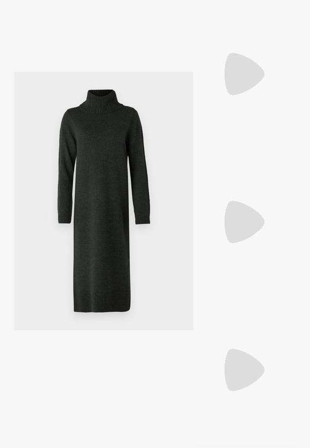Abito a collo alto in maglia verde scuro. Maniche lunghe con polsini a coste e collo a coste. Silhouette dritta con orlo fino al ginocchio.; Stivaletti in pelle nera alla caviglia con punta rotonda, lace-up frontale e suola in gomma spessa con battistrada textured. Tassello sul retro.; Borsa a mano in pelle nera con patta e dettaglio in metallo dorato. Include una tracolla nera e un design elegante e minimalista.; Orecchini a cerchio color oro, sottili e rotondi, con una finitura metallica liscia e senza decorazioni o motivi.