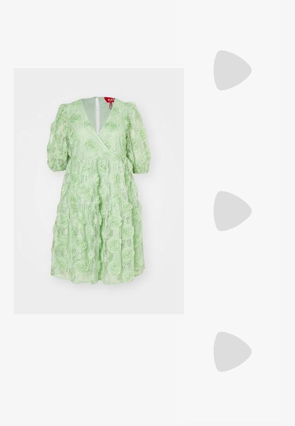 Svetlo zelena obleka s cvetnim čipkastim vzorcem, pufastimi rokavi, V-izrezom in zadrgo na hrbtu. Ima slojevito, ohlapno prileganje.; Črne usnjene balerinke, koničast toe, minimalističen dizajn, gladka tekstura, nizka peta, brez vidnih kovinskih delov ali okraskov.; Črna usnjena torba čez ramo z gladko teksturo, pravokotno obliko in kovinskim verižnim detajlom spredaj. Vključena je nastavljiva naramnica.; Tri para uhani: veliki beli biserni uhani, zlate obroče s prozornimi dragulji in dva dolga, ravna zlate uhan s svetlečimi podrobnostmi.