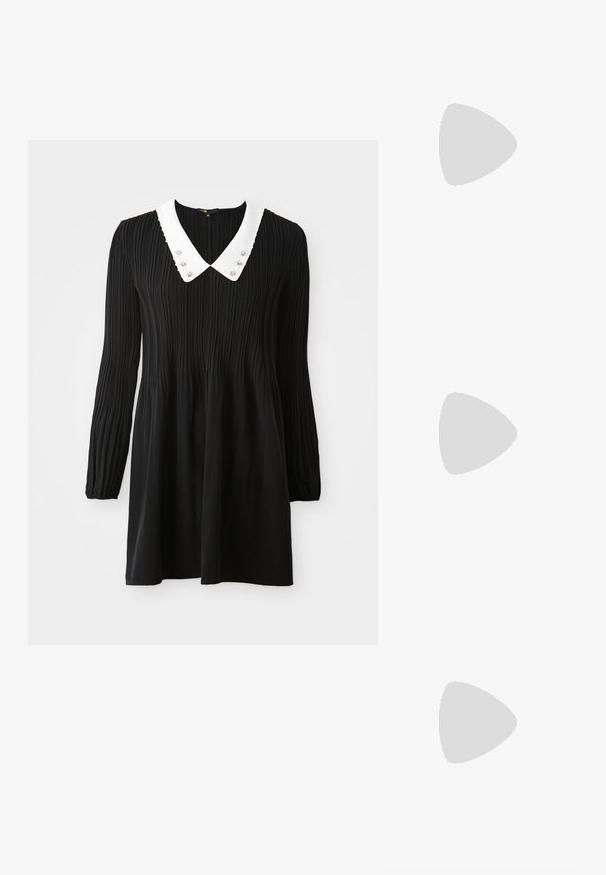 Crna haljina dugih rukava s bijelim Peter Pan ovratom sa šivenim rubovima i dekorativnim ukrasima. Izrađena od naborane tkanine.; Crne lakirane slingback pete s oštrim vrhom, s teksturiranim uzorkom zmijske kože, podesivom remenom i kratkom, teksturiranom blok-petom.; Crna kožna torba preko ramena s dva prednja džepa, zlatnim kopčama, zatvaranjem na zip i uskim remenom. Teksturirana površina i kompaktan pravokutan oblik.; Zlatne naušnice s pravokutnim, prozirnim kristalom koji visi ispod niza malih, okruglih prozirnih akcenata. Elegantni, moderni dizajn.