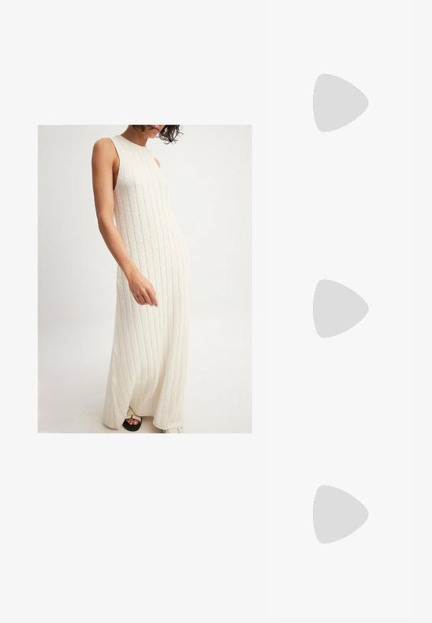 NA-KD Maxikleid - offwhite; Schwarze Leder-Balletschuhe, spitze Zehenform, minimalistische Gestaltung, glatte Textur, niedriger Absatz, keine sichtbaren Beschläge oder Verzierungen.; Schwarze Leder-Crossbody-Tasche mit glatter Textur, rechteckiger Form und metallic-kettendetail auf der Vorderseite. Verstellbarer Gurt inklusive.; Goldene Metalohrringe mit einem wellenförmigen Kettendesign, das glatte und strukturierte ovale Glieder sowie schlanke, gerade Haken zur Befestigung umfasst.