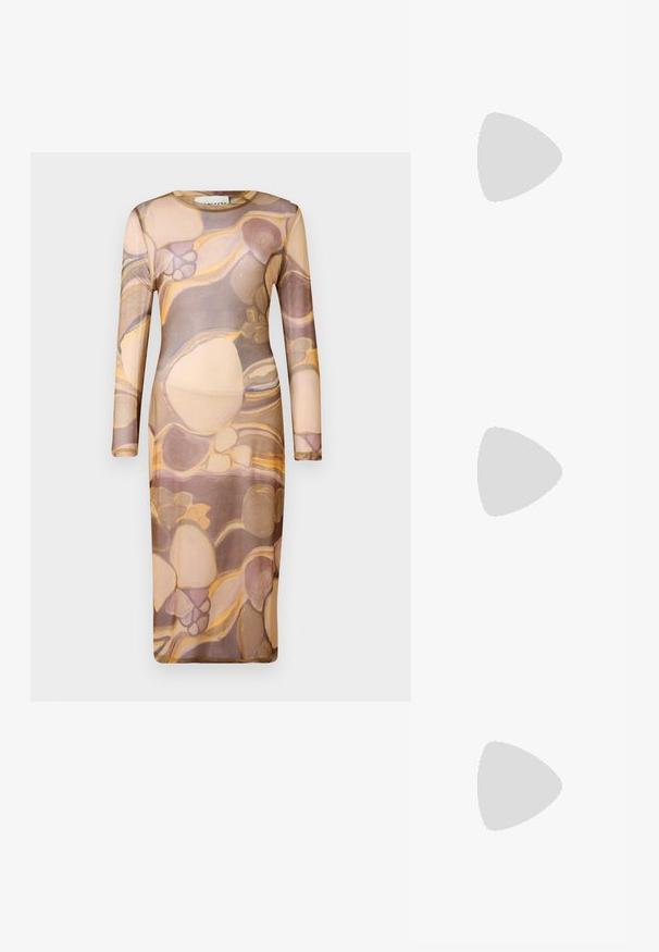 Långärmad, figurnära klänning i genomskinlig, lätt tyg med ett abstrakt mönster i beige, brunt och guldiga nyanser.; Svart läder högklackad sandal med ankelrem. Har en mjuk yta, öppen tå och en tunn klack. Guldtonad spänne som detalj.; Svart läderaxelväska med två framfickor, guldspännen, dragkedjestängning och en smal rem. Texturerad yta och kompakt rektangulär form.; Texturerade örhängen i gyllene metall med en skulptural, spiralformad design. Har släta ytor och ljusreflekterande kurvor.