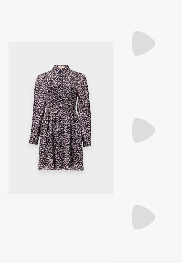 Svart klänning med långa ärmar, smockad midja, blommönster i rosa och vitt, rundad halsringning och utsvängd kjol. Lättviktig tyg.; Svart lackskin slingback-häl med spetsig tå, med texturerad ormskinnsprint, justerbar rem och en kort, texturerad blockklack.; Svart läderaxelväska med två framfickor, guldspännen, dragkedjestängning och en smal rem. Texturerad yta och kompakt rektangulär form.; Guldtonade metallörhängen i en kurvad, avlång form. Har en slät, glänsande yta och en rundad spets för en extra detalj.