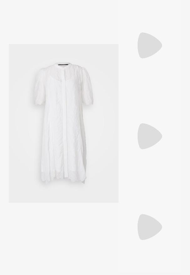 Rochie albă, cu mânecă scurtă și gât înalt, cu închidere în față cu nasturi și un model texturat. Dantelă fluidă cu margini ondulate.; Sandale negre cu toc înalt au curele subțiri cu un design legat, un vârf pătrat neted și un toc stiletto elegant.; Geantă metalică gri deschis, cu un strap din lanț, decorată cu mici ținte circulare metalice și un logo de marcă triangular.; Cercei rotunzi din argint cu un finisaj neted și strălucitor. Design ușor, având o formă rotundă și închidere cu tijă.