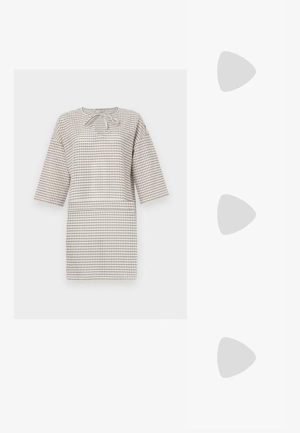 Vestido branco com padrão listrado preto, mangas curtas e decote redondo com fecho de laço. Design solto.; Botas de cowboy em couro castanho com bico pontudo e salto quadrado, apresentando costuras detalhadas e realces elevados no cano.; Óculos de sol estilo gato com uma armação em tartaruga preta e laranja, lentes castanhas e pontas elegantes e pontiagudas. Apresenta um logo minimalista na haste.; Brincos de argola prateados com um design torcido, apresentando um acabamento polido e fecho tipo post. Medem aproximadamente 3 cm de diâmetro.