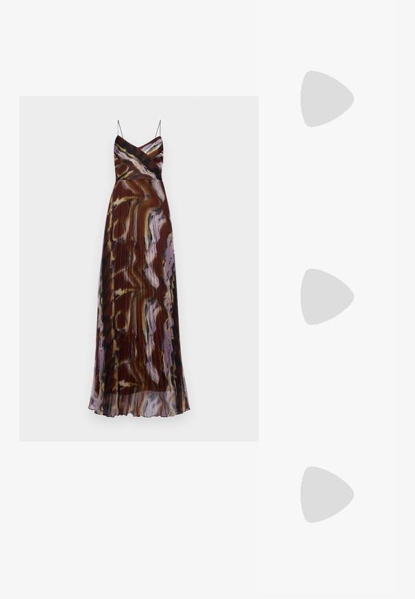 Długa sukienka maxi z drukowanym wzorem, z cienkimi ramiączkami, w fasonie z plisowanymi detalami w odcieniach brązu, fioletu i czerni, z abstrakcyjnym wzorem.; Lauren Ralph Lauren ALLIE złoty; Różowa skórzana torebka z dwoma przednimi kieszeniami, srebrnymi akcesoriami i ciemnobrązowym paskiem na ramię. Teksturowana powierzchnia z zamkiem błyskawicznym.; Złote metalowe kolczyki w kształcie obręczy o zakrzywionym, wydłużonym kształcie. Posiadają gładką, błyszczącą powierzchnię oraz zaokrąglony koniec dla dodatkowego efektu.