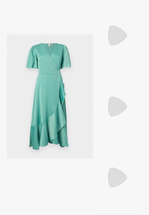 Τουρκουάζ φόρεμα με καπάκια μανίκια, ρέουσα ύφανση, ασύμμετρο στρίφωμα και λεία υφή. Διαθέτει βαθύ V-λαιμό.; Μαύρο παπούτσι slingback από πατέντο δέρμα με μυτερή μύτη, λουράκια στον αστράγαλο που διαθέτουν ασημένιες αγκράφες και μεταλλικά στοιχεία, και λεπτό τακούνι.; Χρυσή μεταλλική τσάντα χειρός με δομημένο σχέδιο, λεία υφή και ρυθμιζόμενο λουρί. Διαθέτει μοναδικό τριγωνικό σχήμα και μινιμαλιστική ραφή.; Χρυσά σκουλαρίκια με υφή, κυματιστά σχήματα. Περιλαμβάνουν γλυπτικά κλιπ-σε σκουλαρίκια και σχέδιο ανοιχτού σκουλαρικιού με σφυρήλατη επιφάνεια.