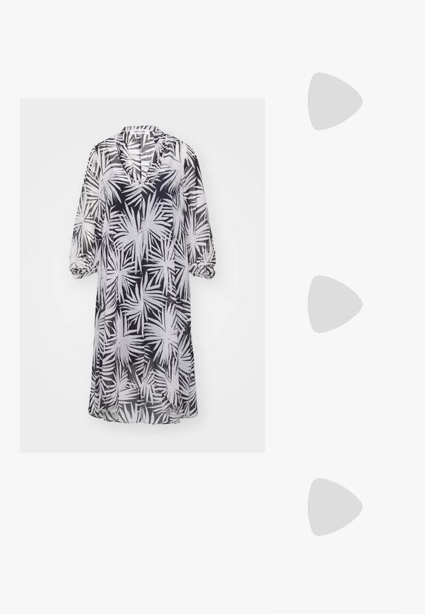 Diane von Furstenberg ILEANA DRESS - Freizeitkleid - black; Schwarze Lackleder-Ballerina mit eckiger Zehenpartie, Knöchelriemen mit silberner Hardware und flacher Sohle. Glatte Textur mit minimalistischen Design.; Schwarze Lederhandtasche mit Fransen-Details, goldener Ketten-Schulterriemen und einem ausgeschnittenen Griff. Mit Logoplatzierung auf der Vorderseite.; Goldtonige Ohrringe mit mehreren kaskadierenden Ketten, verziert mit klaren ovalen Strasssteinen und dekorativen Ohrsteckern.