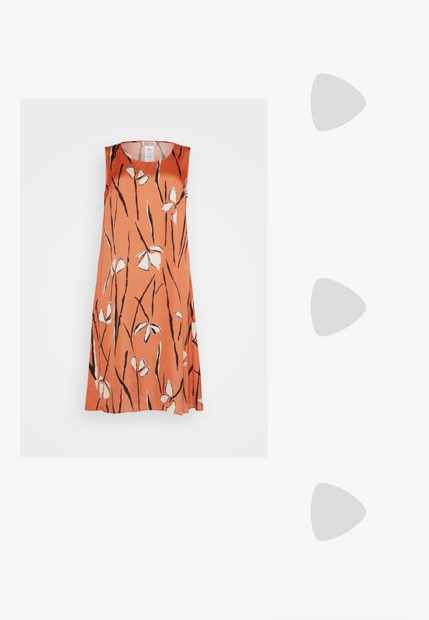 Mouwloze jurk in oranje met een bloemenpatroon bestaande uit witte bloemen en zwarte stelen, gemaakt van gladde stof, A-lijn silhouet.; Zwarte gepatineerde leren slingback schoenen met een spitse neus, zilveren hardware detail en een lage blokhak. Gladde, glanzende textuur overal.; Zwarte leren schoudertas met een gladde textuur, rechthoekige vorm en een metallic kettingdetail aan de voorkant. Verstelbare schouderband inbegrepen.; Zilveren druppeloorbellen met een vierkante stud, voorzien van een gladde, gepolijste afwerking en een druppelvorm, die het licht weerspiegelt met een glanzend oppervlak.