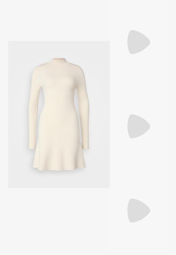Abito lungo in maglia a maniche lunghe di colore avorio con scollatura alta e orlo svasato, caratterizzato da una texture liscia e un corpetto aderente.; Scarpe con tacco alto slingback argento con punta affusolata, finitura metallica, due cinturini decorativi e un tacco sottile con punta nera.; Borsa a tracolla nera in pelle con una texture liscia. Presenta una tracolla regolabile e un design elegante e minimalista con chiusura a zip.; Anello doppio in argento con superficie liscia e lucida. Presenta un design fluido e curvo con sezioni sovrapposte per un aspetto moderno.
