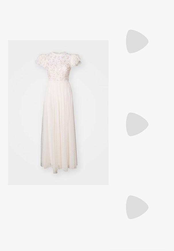 Needle & Thread DAHLIA DITSY BODICE ROUND NECK ANKLE GOWN - Robe de cocktail - cream; Baskets en maille dorée avec accents métalliques, dessus texturé, bout rond et semelle en caoutchouc blanc. Comprend des lacets et des détails surpiqués.; Blazer noir à double boutonnage avec un pantalon assorti. Tissu lisse, design structuré et silhouette ajustée. Tient un petit sac à main noir.; Boucles d'oreilles avec clou en métal doré et design torsadé. Chaque boucle d'oreille est dotée d'un arrière transparent circulaire pour un port sécurisé.