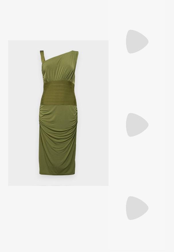 Robe olive à une épaule en tissu jersey. Présente une texture froncée et une ceinture de taille en stripe horizontal contrastant. Fini lisse.; Stuart Weitzman MAGNOLIA - Sandales classiques / Spartiates - natural tonal; Sac à dos en cuir noir avec une texture lisse, doté d'une seule sangle ajustable et d'une marque dorée à l'avant. Design simple avec des coutures accentuées.; Les boucles d'oreilles en argent en forme de créole présentent un design lisse et arrondi avec un profil fin et un fermoir sécurisé. Style minimaliste avec une finition polie.