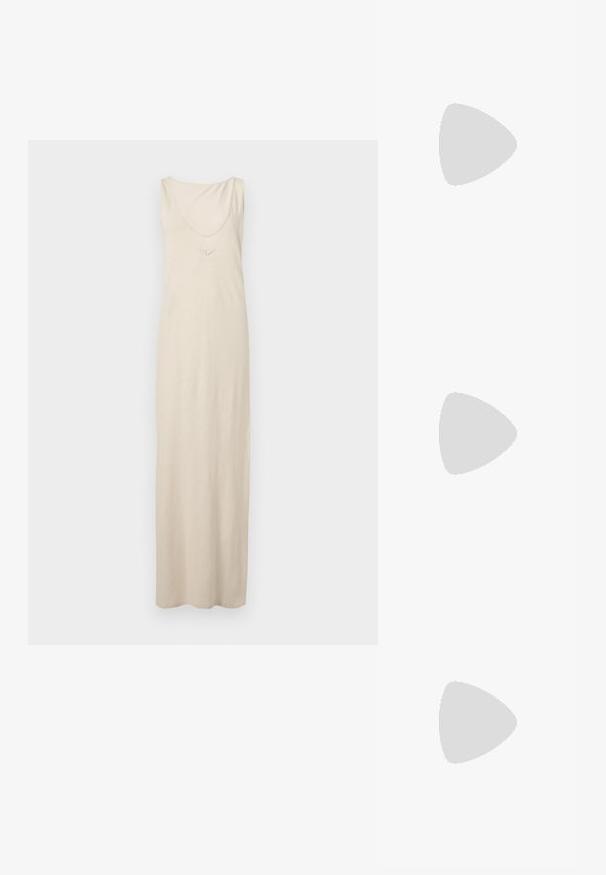 Bežinė, be rankovių maksi suknelė, pagaminta iš minkštos medžiagos, su apvalia iškirpte ir išsiuvinėtomis detalėmis krūtinės srityje. Lygus paviršius, iki grindų.; Tamsiai ruda odinė auloilžio batai su smailiu nosiu, išlenktu plonu kulnu ir lygiu paviršiumi ant balto fono.; Smėlio spalvos odinė rankinė su sidabriniais aksesuarais, dviem šoninėmis užtrauktukais, struktūruota dizaino forma ir nuimama petneša, suteikianti universalumą.; Cult Gaia ASHA BODY JEWELRY - Kiti aksesuarai - bright shiny silver-coloured