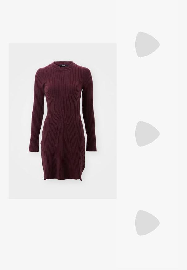 Abito bordeaux a maniche lunghe con costine e colletto alto, caratterizzato da pattern a righe verticali e una silhouette leggermente aderente.; Polo Ralph Lauren CALFSKIN PENNY LOAFER - Scarpe senza lacci - black; Borsa a mezzaluna nera in pelle con dettagli in hardware dorato, dotata di chiusura con zip. Indossata a tracolla sopra un maglione grigio.; Orecchini a cerchio in argento con un design liscio e curvo. Il metallo è lucido, presenta hardware minimalista e un sottile logo inciso.