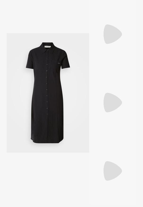 Abito nero a maniche corte con colletto, chiusura frontale a bottoni e una piccola tasca sul petto. Realizzato in tessuto strutturato.; Sneaker bassa bianca con tassello nero sul tallone, suola a piattaforma, lacci e logo "CK" di Calvin Klein sul lato.; Clutch bag in pelle nera con forma rettangolare, texture liscia, chiusura a patta piatta e un piccolo manico laterale. Presenta un logo sottile.; Orecchini a cerchio in argento con una finitura liscia e lucente. Forma arrotondata, design leggero, con chiusura a perno.