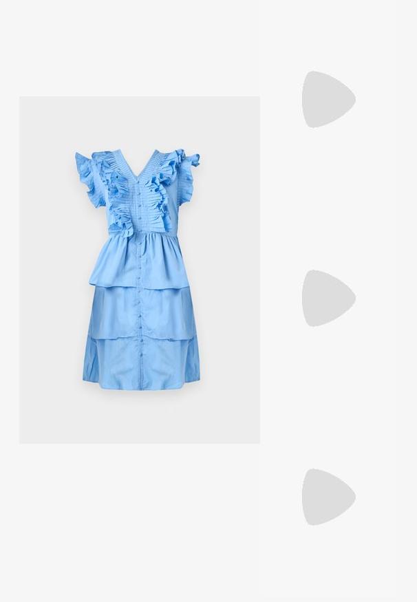 A világoskék ruha fodros ujjal és réteges kialakítással rendelkezik. A bodice és az alján redőzött textúra borítja. Puha anyagú felület.; Fekete lakk bőr szandálkés magas sarkú cipő, hegyes orral és geometrikus tömbsarkakkal. Karcsú, minimalista dizájn és sima textúra jellemzi.; Sárga műbőr krokodil mintás kézitáska strukturált kialakítással, felső fogantyúval, leválasztható lánccal és díszes kristály díszítéssel a záron.; Aranyszínű fülbevalók, texturált, hullámos formákkal. Tartalmazza a szobrászati klipszes studokat és az open hoop kialakítást, kalapácsos felülettel.