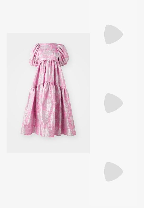 Ροζ φόρεμα με φουσκωτά μανίκια, floral σχέδιο σε ανοιχτό ροζ και λευκό, tiered σχεδίαση και ελαφρύ υφασμάτινο υλικό.; Ασημένιο μεταλλικό μπαλέτο με μυτερή μύτη, ankle strap με ρυθμιζόμενο κούμπωμα, υφή στην επιφάνεια και ελάχιστη μαύρη σόλα.; Κρεμ τσάντα χειρός με καμπύλο σχήμα, μαλακή υφή και ρυθμιζόμενο λουρί, που φοριέται πάνω από ένα ανοιχτό μέint πράσινο ρουμπλιέ φόρεμα.; Ασημένια σκουλαρίκια με δύο σταγόνες και δύο στρογγυλά σχήματα, όλα με γυαλιστερή, ανακλαστική επιφάνεια και λεία υφή.