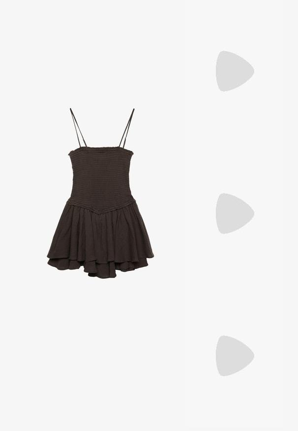 Černé šaty bez rukávů s těsným korzetem, shromážděnou texturou a rozšířenou, vrstvenou sukní s volánkovým lemem.; Hnědé semišové kotníkové boty s platformou, zaoblenou špičkou a prošíváním; mají poutko vzadu pro snadné obouvání.; Kovové sluneční brýle s oválnými, světle hnědými tónovanými skly. Úzký stříbrný rám s texturovanými akcenty a červenohnědými konci na nožičkách.; Hnědá kožená taška přes rameno s texturovaným povrchem, zakřiveným tvarem, zlatými kovovými prvky, nastavitelným popruhem a klopovým zapínáním.