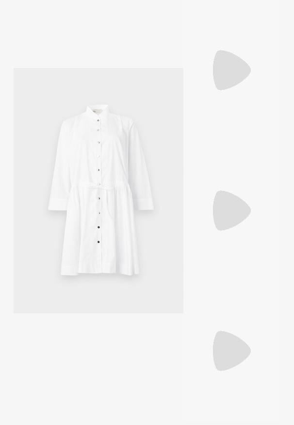 Rochie albă cu guler mandarin, mâneci lungi, talie strânsă cu o panglică și butoane negre contrastante pe față.; Sandale cu toc înalt din piele lacuită maro, cu bretele la gleznă, vârf deschis și un design elegant, minimalist. Dispune de un toc pătrat.; Ochelari de soare ovali burgundy cu lentile de culoare gri închis. Prezintă accente de hardware aurii pe temporale. Textură din plastic neted.; Geantă mare, albă, tip tote, fabricată din material sintetic texturat, având două mânere lungi, deschidere în partea de sus și un design minimalist.