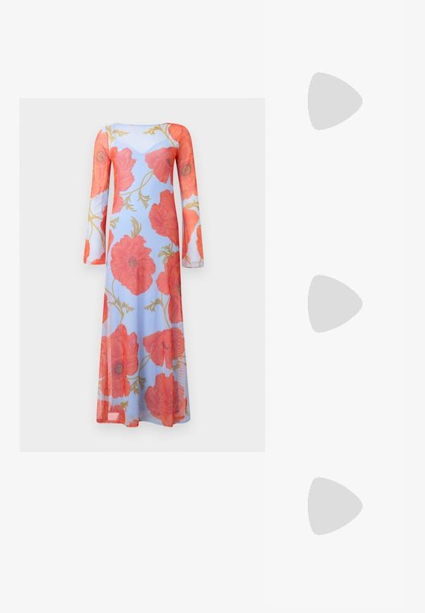 Vestido de manga longa em tecido transparente com fundo azul claro e estampado de flores de papoila vermelhas vibrantes, apresentando detalhes em folha dourada.; Sapato slingback preto em pele patentada com bico apontado, tiras no tornozelo apresentando fivelas e acessórios prateados, e um salto elegante.; Bolsa de mão metálica dourada com um design estruturado, textura suave e alça ajustável. Apresenta uma forma triangular única e costura minimalista.; Brincos em tom de ouro com formas onduladas e texturizadas. Inclui studs escultóricos com presilha e um design de argola aberta com um acabamento martelado.