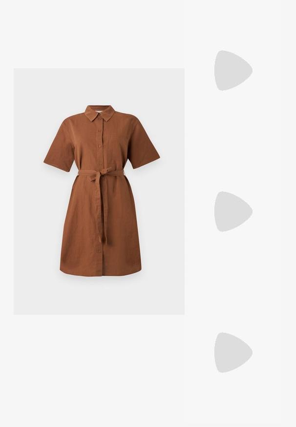 Brun linskjole med korte ermer, knappeåpning, krage og avtagbart belte. Har en brystlomme og skjørt til kneet.; Lys rosa slingback leiligheter med spiss tå, laget av et glatt, læraktig materiale. Har utskjæringer på sidene og lav hæl.; Hvit lær veske med en strukturert design, med magnetlås og skulderstropp, vist mot en nøytral bakgrunn.; Sett med seks gullringer med forskjellige design: flettede, bladmotiv og solide band; noen med grønne edelstener som aksenter.