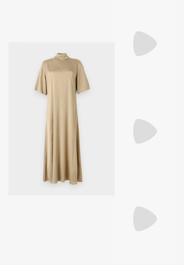 Beige, knelange kjole med høy hals og korte ermer. Laget av glatt stoff, med en avslappet passform og enkelt design.; Sorte patentlær slingback-sko med spiss tå, ankelremmer med sølvspenner og detaljer, og en slank hæl.; Gullfarget metallisk håndveske med en strukturert design, glatt tekstur og justerbar stropp. Har en unik trekantet form og minimalistisk søm.; Gullfargede øredobber med teksturerte, bølgete former. Inkluderer skulpturelle klipsstuds og åpen hoop-design med en hamret finish.