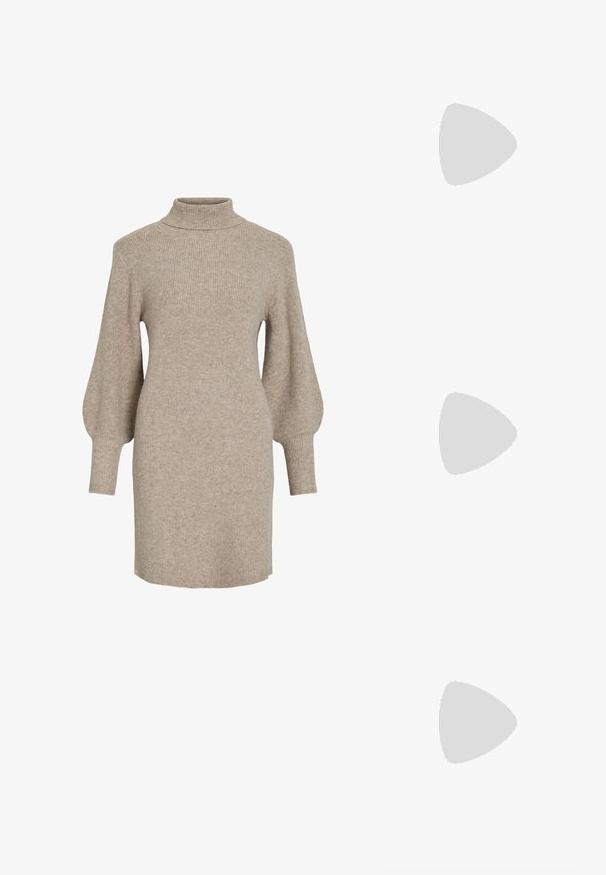 Vestito maglione beige a coste con collo alto e maniche a palloncino, caratterizzato da una texture morbida e una lunghezza fino a metà coscia.; Décolleté neri in vernice con punta affilata e tacco a blocco piccolo, dotati di un accentuato con fibbia argentata sulla cinturino.; Borsa a tracolla nera in pelle con una forma curva, manico rimovibile e accessori dorati. La borsa presenta una patta con un dettaglio a fibbia.; Anello in tono oro con un design organico e Twisted, caratterizzato da una superficie liscia e punte affusolate, che crea un aspetto moderno e scultoreo.