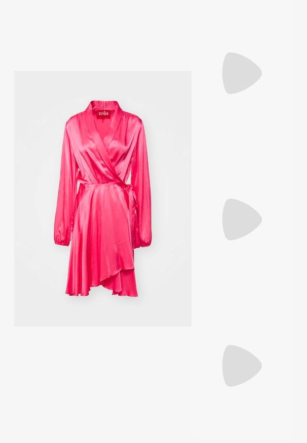 Różowa satynowa sukienka z długimi rękawami, dekoltem w kształcie litery V oraz paskiem do wiązania. Posiada zwiewną spódnicę z asymetrycznym dołem. Gładka faktura.; Czarne lakierowane szpilki slingback z wąskim noskiem i małym słupkiem, z ozdobnym srebrnym klamrą na pasku.; Czarna skórzana torebka o zakrzywionym kształcie, z odpinanym paskiem i złotymi akcentami. Torebka posiada klapę z zapięciem w kształcie klamry.; Pierścionek w odcieniu złota z organicznym, skręconym wzorem, o gładkiej fakturze i zwężających się końcach, tworzący nowoczesny, rzeźbiarski wygląd.